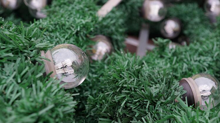 Sie sehen wie normale Glühbirnen aus, doch in den Glaskörpern stecken acht LEDs. Foto: Arkadius Guzy