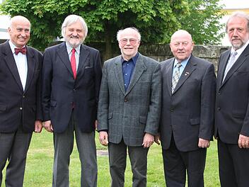 Das sind die vier erfahrensten Kreisräte, die Landrat Glauber (r.) am Montag verabschiedete (v. l.): Jürgen Kränzlein, Albert Dorn, Rainer Herrnleben und Erwin Zeiß.  Foto: Roepert