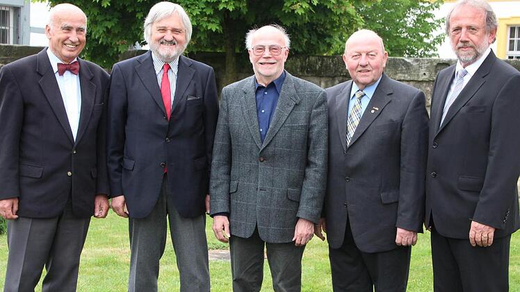 Das sind die vier erfahrensten Kreisräte, die Landrat Glauber (r.) am Montag verabschiedete (v. l.): Jürgen Kränzlein, Albert Dorn, Rainer Herrnleben und Erwin Zeiß.  Foto: Roepert