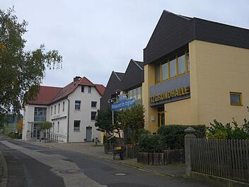Der Saal der Itzgrundhalle neben dem Kaltenbrunner Rathaus könnte schon bald als Notunterkunft für Flüchtlinge dienen. Derzeit laufen entsprechende Verhandlungen zwischen der Gemeinde und Landkreis. Foto: Berthold Köhler