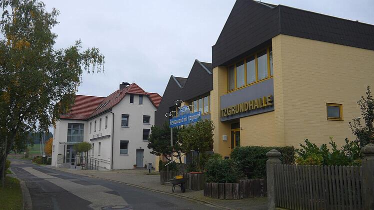 Der Saal der Itzgrundhalle neben dem Kaltenbrunner Rathaus könnte schon bald als Notunterkunft für Flüchtlinge dienen. Derzeit laufen entsprechende Verhandlungen zwischen der Gemeinde und Landkreis. Foto: Berthold Köhler