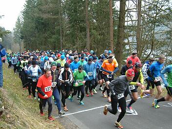 235 Ausdauerläufer nahmen am Halb- beziehungsweise Viertelmarathon um die Ködeltalsperre teil. Den Startschuss gab Uli Zeuß von der TS Kronach (am Hang). Mit von der Partie waren auch die beiden Bürgermeister Norbert Gräbner und Gerhard Wunder (vorne links). Fotos: Hans Franz