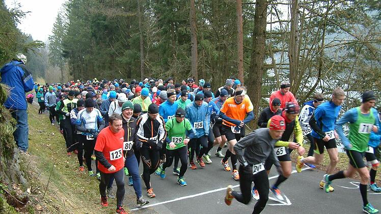 235 Ausdauerläufer nahmen am Halb- beziehungsweise Viertelmarathon um die Ködeltalsperre teil. Den Startschuss gab Uli Zeuß von der TS Kronach (am Hang). Mit von der Partie waren auch die beiden Bürgermeister Norbert Gräbner und Gerhard Wunder (vorne links). Fotos: Hans Franz