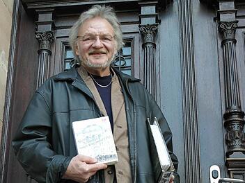 Aus zehn Jahren Schulzeit am Markgraf-Georg-Friedrich-Gymnasium hat Wolfgang Boller - hier vor dem Haupteingang - unzählige Erlebnisse in einem Buch zusammengefasst. Foto: Peter Müller
