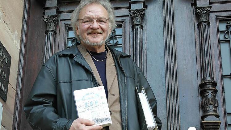 Aus zehn Jahren Schulzeit am Markgraf-Georg-Friedrich-Gymnasium hat Wolfgang Boller - hier vor dem Haupteingang - unzählige Erlebnisse in einem Buch zusammengefasst. Foto: Peter Müller