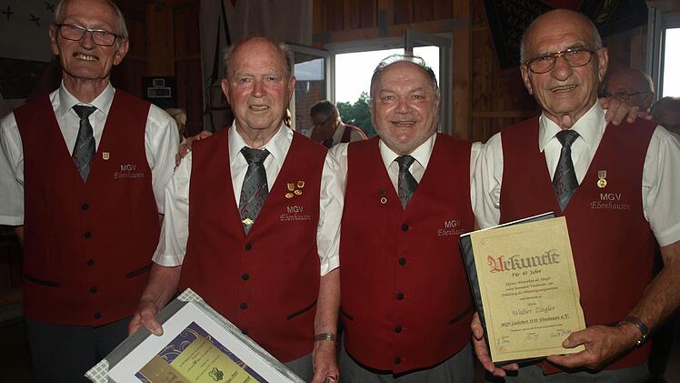 Hohe Ehrungen gab es beim MGV Ebenhausen (von links): Dirigent Kurt Distler, Ehrenvorsitzendder und 60 Jahre aktiver Sänger Klaus Peter, Vorsitzender Istvan Stefan und Walter Ziegler (40 Jahre Chorsänger) . Foto: Stefan Geiger