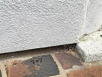 Solche Zeichen sind nach Angaben von Anwohnern in der Inneren und Äußeren Löwenstraße, Hornthalstraße, Kleberstraße und Markusstraße vor Häusern angebracht worden. Foto: privat