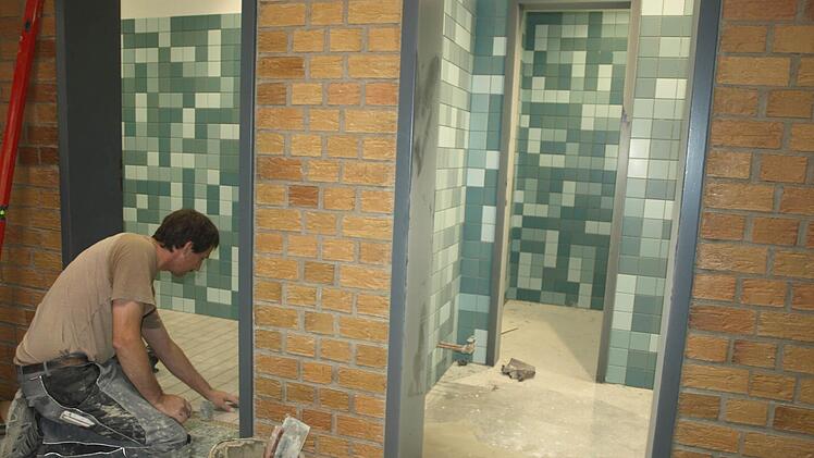 Sven Prockl fliest die Toiletten. Foto: Stefan Geiger