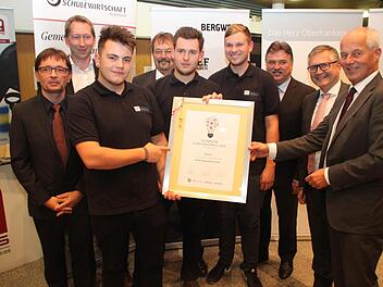 Groß war die Freude bei den Lehrlingen der Firma Wiegel, die den Ausbildungspreis 2016 gewonnen haben. Florian Dzeladini (Dritter von links) , Marcel Potzel (Fünfter von links) und Tobias Seuß (rechts daneben) nahmen die Siegerurkunde entgegen. Foto: Alexander Hartmann