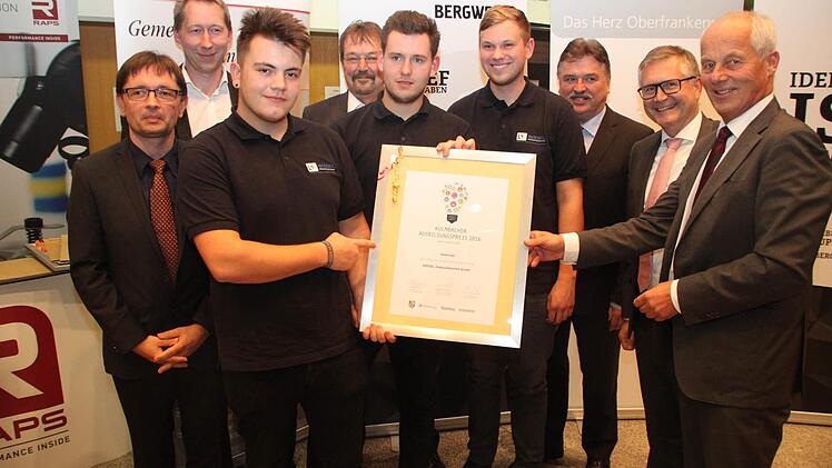 Groß war die Freude bei den Lehrlingen der Firma Wiegel, die den Ausbildungspreis 2016 gewonnen haben. Florian Dzeladini (Dritter von links) , Marcel Potzel (Fünfter von links) und Tobias Seuß (rechts daneben) nahmen die Siegerurkunde entgegen. Foto: Alexander Hartmann
