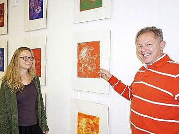 Rebekka Barth zeigt bis Mitte November ihre Portraitserie im Foyer der Holzbilderhauerschule in Bischofsheim. Der künstlerische Leiter der Schule Martin Bühner freut sich diese Ausstellung der Öffentlichkeit präsentieren zu können.  Foto: Marion Eckert