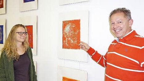 Rebekka Barth zeigt bis Mitte November ihre Portraitserie im Foyer der Holzbilderhauerschule in Bischofsheim. Der künstlerische Leiter der Schule Martin Bühner freut sich diese Ausstellung der Öffentlichkeit präsentieren zu können.  Foto: Marion Eckert