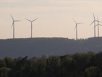 Vom Volkersberg aus sind die Windräder in der Nachbargemeinde Sinntal gut zu sehen. Bald könnten neue hinzukommen. Foto: Ulrike Müller