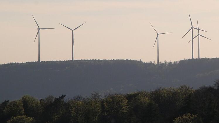 Vom Volkersberg aus sind die Windräder in der Nachbargemeinde Sinntal gut zu sehen. Bald könnten neue hinzukommen. Foto: Ulrike Müller