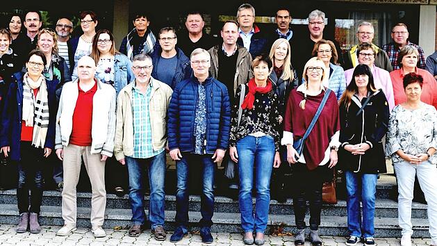 Einen erlebnisreichen Ausflugstag bescherte die Baur-Gruppe alle Jubilaren, die auf ihre 25- bzw. 40-j&auml;hrige Betriebszugeh&ouml;rigkeit blicken konnten. Das Foto zeigt die Mitarbeiterinnen und Mitarbeiter bei der Erinnerungsaufnahme vor der Baur-Sporthalle mit der Personalleitung und dem Betriebsratsvorsitzenden.  Foto: Dieter Radziej