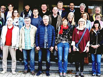 Einen erlebnisreichen Ausflugstag bescherte die Baur-Gruppe alle Jubilaren, die auf ihre 25- bzw. 40-j&auml;hrige Betriebszugeh&ouml;rigkeit blicken konnten. Das Foto zeigt die Mitarbeiterinnen und Mitarbeiter bei der Erinnerungsaufnahme vor der Baur-Sporthalle mit der Personalleitung und dem Betriebsratsvorsitzenden.  Foto: Dieter Radziej