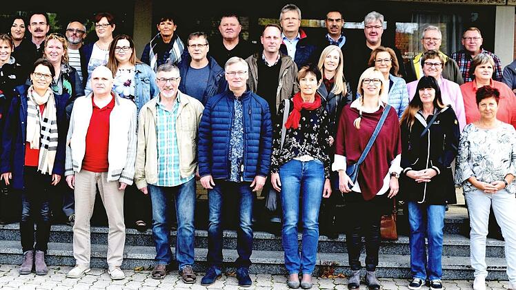 Einen erlebnisreichen Ausflugstag bescherte die Baur-Gruppe alle Jubilaren, die auf ihre 25- bzw. 40-j&auml;hrige Betriebszugeh&ouml;rigkeit blicken konnten. Das Foto zeigt die Mitarbeiterinnen und Mitarbeiter bei der Erinnerungsaufnahme vor der Baur-Sporthalle mit der Personalleitung und dem Betriebsratsvorsitzenden.  Foto: Dieter Radziej