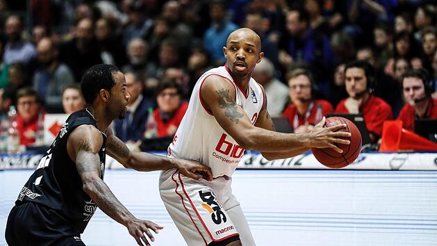 Wohin mit dem Ball? Ricky Hickman (hier gegen Julius Jenkins) war in Jena mit 16 Punkten der beste Bamberger Werfer, doch von seinen Nebenleuten erhielt er kaum Unterst&uuml;tzung. Foto: Daniel L&ouml;b