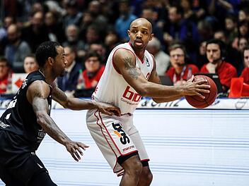 Wohin mit dem Ball? Ricky Hickman (hier gegen Julius Jenkins) war in Jena mit 16 Punkten der beste Bamberger Werfer, doch von seinen Nebenleuten erhielt er kaum Unterstützung. Foto: Daniel Löb