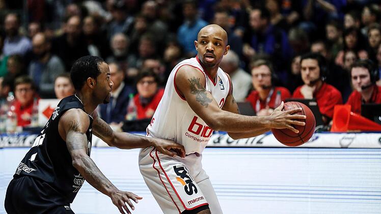 Wohin mit dem Ball? Ricky Hickman (hier gegen Julius Jenkins) war in Jena mit 16 Punkten der beste Bamberger Werfer, doch von seinen Nebenleuten erhielt er kaum Unterstützung. Foto: Daniel Löb
