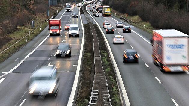Auf der A9 kam es am Montag beinahe zur Katastrophe, als ein Busfahrer das Bewusstsein und damit die Kontrolle &uuml;ber sein Gef&auml;hrt verlor. Symbolbild: Ferdinand Merzbach