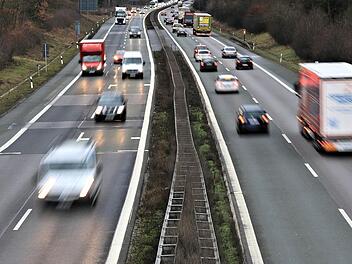 Auf der A9 kam es am Montag beinahe zur Katastrophe, als ein Busfahrer das Bewusstsein und damit die Kontrolle &uuml;ber sein Gef&auml;hrt verlor. Symbolbild: Ferdinand Merzbach