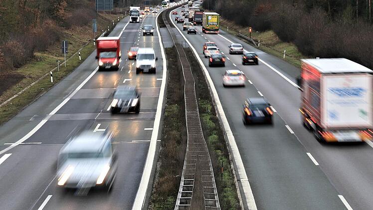 Auf der A9 kam es am Montag beinahe zur Katastrophe, als ein Busfahrer das Bewusstsein und damit die Kontrolle über sein Gefährt verlor. Symbolbild: Ferdinand Merzbach