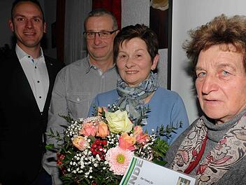 Für ihre 30-jährige Treue bedankten sich (v. l.) Mario Götz und Helmut Hämel bei Gudrun Fröhlich, rechts Irmgard Heinrich. Gerd Schaar