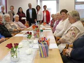 Die Damen der geselligen "Mosaik"-Nachmittagsrunde freuten sich über die Spende. Im Hintergrund (von links): Pflegeberaterin Sabine Streng, Awo-Hauptgeschäftsführerin Margit Vogel, Einrichtungsleiterin Verena Schmidkunz, Horst Hohenner vom Rotary-Hilfswerk, Annette Schott und Karin Pfaffenberger Foto: Klaus-Peter Wulf