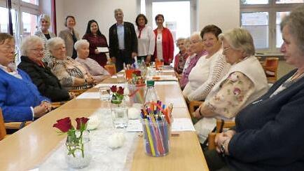 Die Damen der geselligen "Mosaik"-Nachmittagsrunde freuten sich über die Spende. Im Hintergrund (von links): Pflegeberaterin Sabine Streng, Awo-Hauptgeschäftsführerin Margit Vogel, Einrichtungsleiterin Verena Schmidkunz, Horst Hohenner vom Rotary-Hilfswerk, Annette Schott und Karin Pfaffenberger Foto: Klaus-Peter Wulf