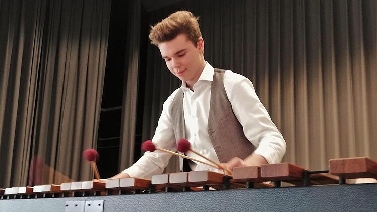 Landes- und Bundessieger Jascha Bauer-Heilmann (Großenbrach) musizierte am Marimbafon. Foto: Sigismund von Dobschütz