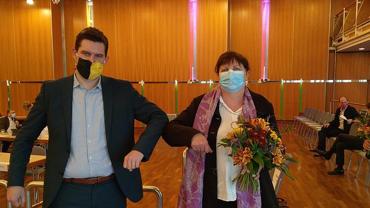 Per Ellenbogencheck gratulierte Oberbürgermeister Dominik Sauerteig der neuen Bau-Stadträtin Mechthild Neumann. Sie nahm die Wahl sofort an und verfolgte auch die weitere Sitzung. Foto: Simone Bastian