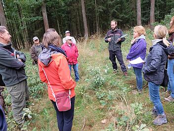 Die Waldbegehung des Gemeinderats von Thundorf fand noch vor dem Lockdown statt. Foto: Philipp Bauernsschubert