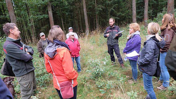 Die Waldbegehung des Gemeinderats von Thundorf fand noch vor dem Lockdown statt. Foto: Philipp Bauernsschubert