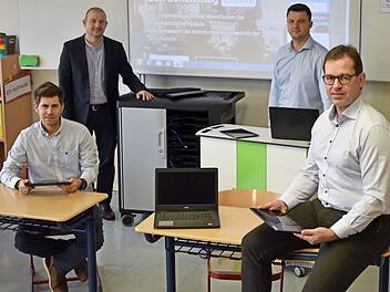 Bürgermeister Jürgen Gäbelein und Kämmerer Tobias Grünbeck (vorne, von rechts) sowie Teamleiter Michael Schott und Schulleiter Christian Förtsch (hinten, von rechts) sehen die Albert-Blankertz-Schule mit dem Ausbau der digitalen Infrastruktur für die Zukunft gerüstet. Foto: Micheel