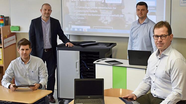 Bürgermeister Jürgen Gäbelein und Kämmerer Tobias Grünbeck (vorne, von rechts) sowie Teamleiter Michael Schott und Schulleiter Christian Förtsch (hinten, von rechts) sehen die Albert-Blankertz-Schule mit dem Ausbau der digitalen Infrastruktur für die Zukunft gerüstet. Foto: Micheel