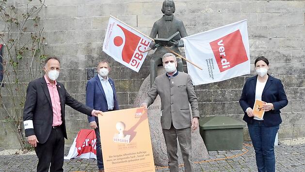 Mit einer Kampagne fordert der DGB Bund, L&auml;nder und Kommunen auf, &ouml;ffentliche Auftr&auml;ge nur noch an tariftreue Unternehmen zu vergeben. Dies m&uuml;sse auch f&uuml;r Kommunen in der Region gelten. Von links Mathias Eckardt (DGB-Regionsgesch&auml;ftsf&uuml;hrer), Eckhard Joey Schneider (Katholischer Betriebsseelsorger), Wolfgang Schmitt (DGB-Kreisvorsitzender) und B&uuml;rgermeisterin Angela Hofmann