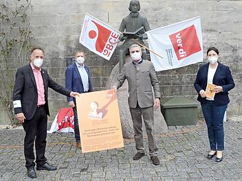 Mit einer Kampagne fordert der DGB Bund, Länder und Kommunen auf, öffentliche Aufträge nur noch an tariftreue Unternehmen zu vergeben. Dies müsse auch für Kommunen in der Region gelten. Von links Mathias Eckardt (DGB-Regionsgeschäftsführer), Eckhard Joey Schneider (Katholischer Betriebsseelsorger), Wolfgang Schmitt (DGB-Kreisvorsitzender) und Bürgermeisterin Angela Hofmann