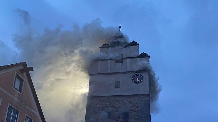 Brand in Dinkelsb&uuml;hl: N&ouml;rdlinger Tor in Flammen - B&uuml;rgermeister ersch&uuml;ttert