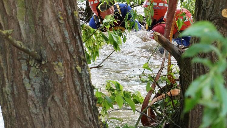 Die Wasserwacht versucht die Boote zu bergen.