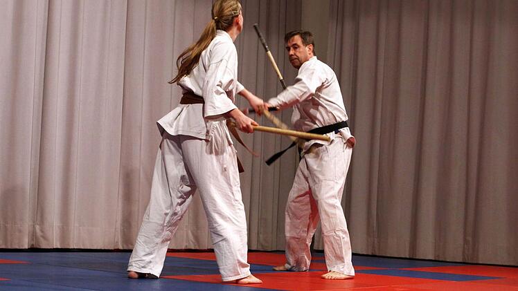Vier Stöcke und keine blauen Flecken: Dieter Schiffler und seine Assistentin zeigten einen rasanten Schlagabtausch ohne Körperkontakt. Foto: Thomas Dill