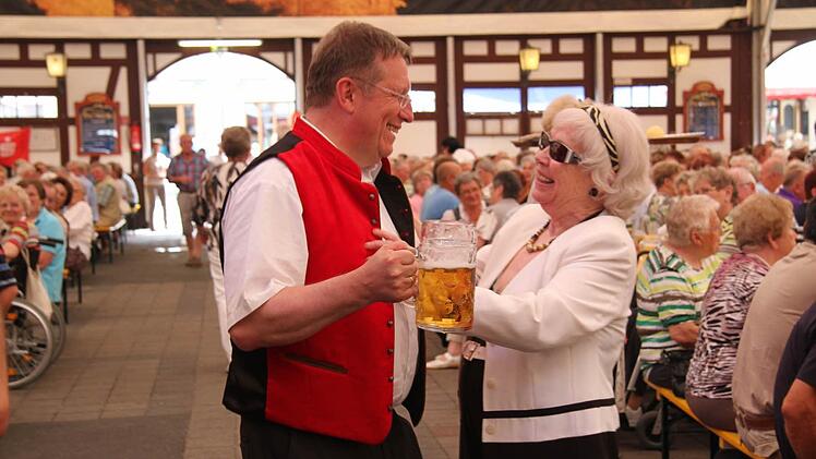 Oberbürgermeister Henry Schramm legte beim Generationennachmittag mit Erika Jähnke-Straube (84) eine kesse Sohle aufs Bierfestparkett - und Erika Jähnke-Straube hatte richtig Spaß bei den Tänzchen im Stadl. Foto: Sonja Adam
