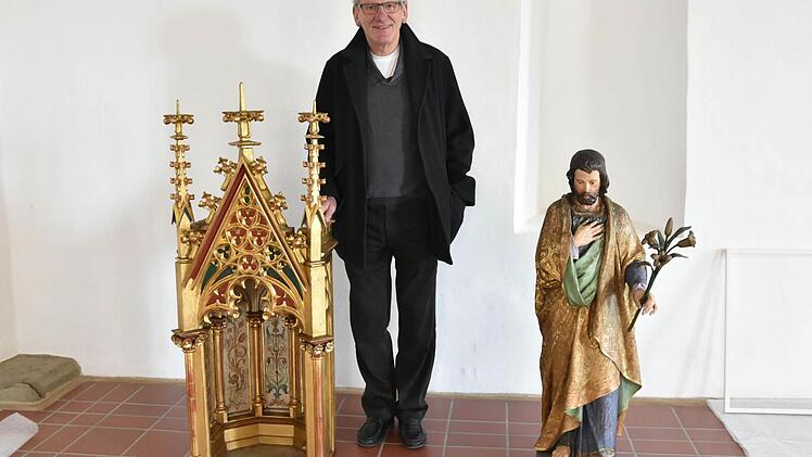 Im Dokumentationszentrum St. Michaelskapelle werden auch eine Josef-Statue um 1890 aus der Bildhauerwerkstatt Metzger in Haßfurt (rechts) sowie ein Tabernakel (links) um 1896 aus der Pfarrkirche gezeigt, wobei die Ausmalung des Tabernakels der Ausmalung der Ritterkapelle ähnelt. Mit im Bild der Leiter des Kunstreferats des Bischöflichen Ordinariats Würzburg, Domkapitular Dr. Jürgen Lenssen, der das Konzept für das Dokumentationszentrum erstellt hat.