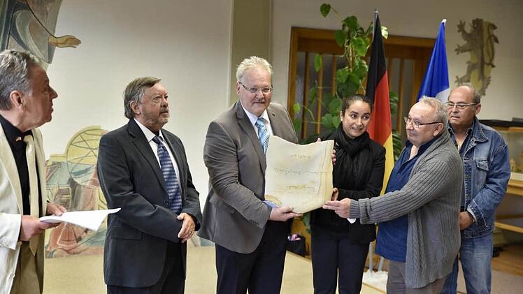 Als Gastgeschenk übergab Bürgermeister Claus Bittenbrünn eine Sandsteintafel mit der Inschrift "40 Jahre Königsberg-Donzère 1976-2016" (von links): Kurt Sieber; Der Präsident des Freundschaftskomitees, Jean-Claude Buigues; Bürgermeister Claus Bittenbrünn, Malika Yahiaoui, stellvertretende Bürgermeisterin von Donzère; Jean-Marc Guinet; Stadtrat Alain Di Paola Foto: Gerold Snater