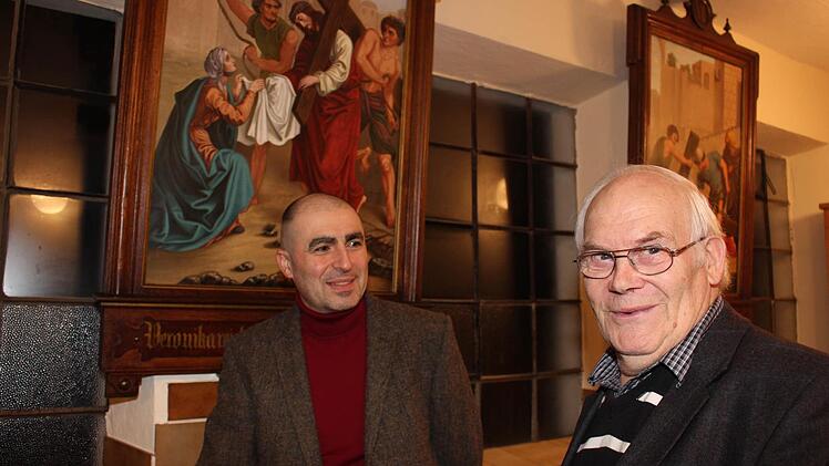Zwei, denen Denkmalpflege am Herzen liegt: Restaurator Hajk G. Hovhannisjan (links) und Georg Schockel aus Sterpersdorf, der bei der Kirchenrenovierung mit Hand angelegt hat, im Gespräch vor einer Kreuzwegstation.  Foto: Evi Seeger