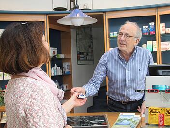 Früher befand sich die Apotheke am Oberen Markt. Es gab Medikamente und Drogerieartikel - und Autofahrer konnten Benzin tanken. Vor der Apotheke befand sich eine Zapfsäule (Bildmitte). "Es war die erste in Thurnau", sagt Hans-Otto Meyer. Foto: privat