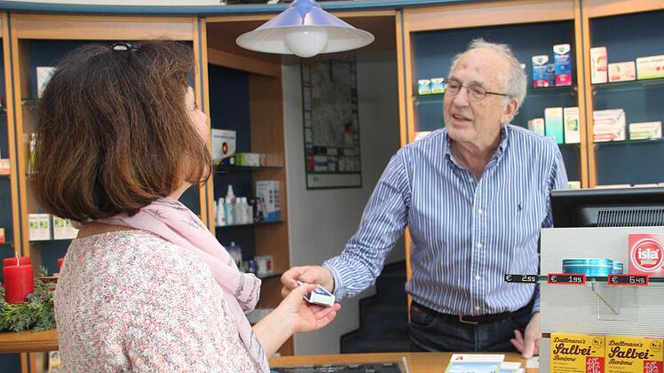 Früher befand sich die Apotheke am Oberen Markt. Es gab Medikamente und Drogerieartikel - und Autofahrer konnten Benzin tanken. Vor der Apotheke befand sich eine Zapfsäule (Bildmitte). "Es war die erste in Thurnau", sagt Hans-Otto Meyer. Foto: privat