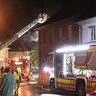 Dachstuhl in Flammen - Großeinsatz für Feuerwehr
