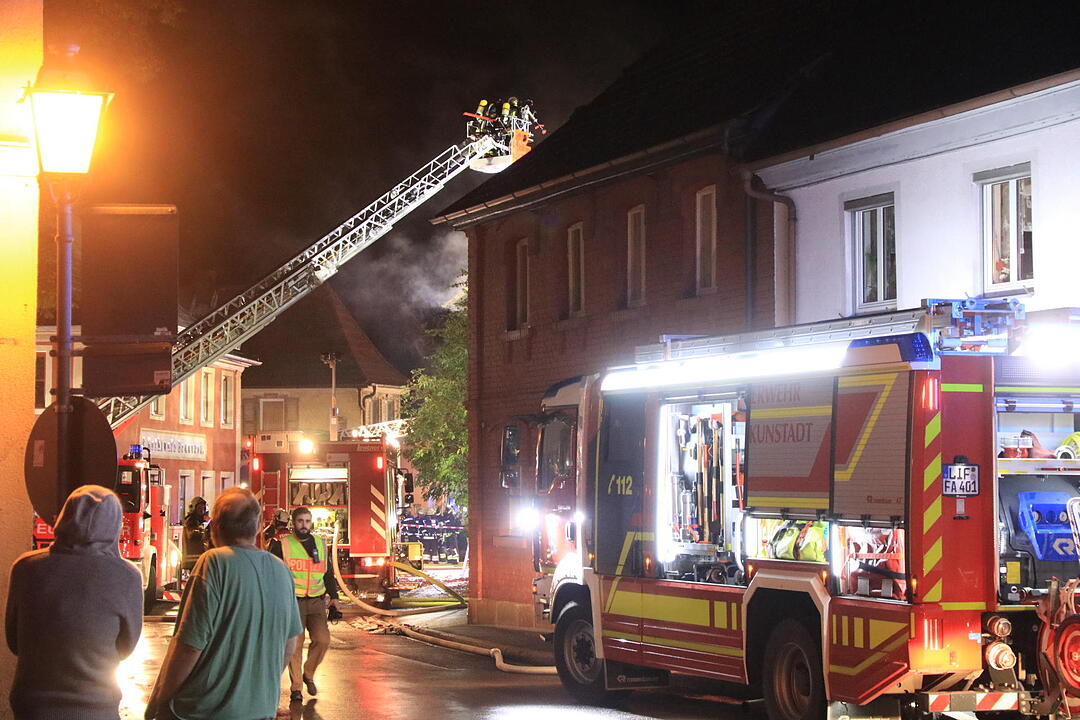 Dachstuhl in Flammen - Großeinsatz für Feuerwehr