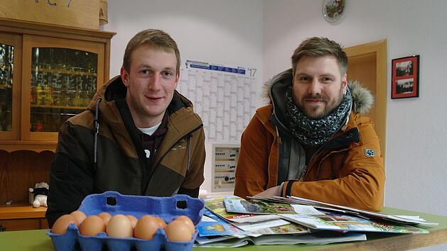 J&ouml;rg Sch&auml;fer-Wirsing (rechts) hat ein Konzept zur Nahversorgung und Direktvermarktung in Motten auf die Beine gestellt. Tobias Bayer, der in Motten zwei H&uuml;hnermobile und in Rothemann bereits einen Verkaufsautomaten betreibt, musste er f&uuml;r einen Verkaufsstand in Motten nicht &uuml;berzeugen.  Stephanie Elm
